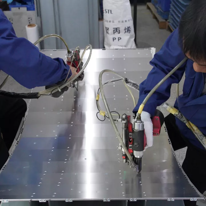 LCD-näyttö metallilevyä