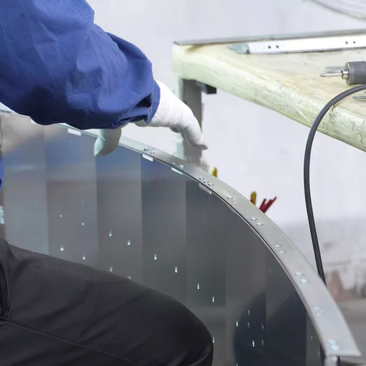 Tarkkuus Kaareva ohutlevy